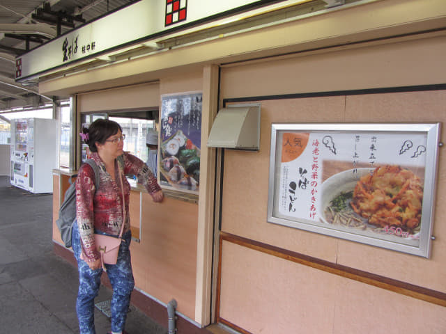 靜岡縣三島市三島駅月台 熟食小賣部