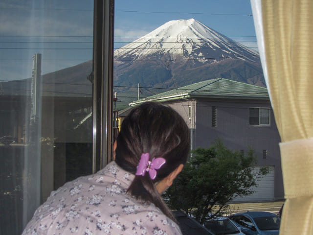 山梨縣富士吉田市 富士龍丘酒店 房間窗外優美富士山景色