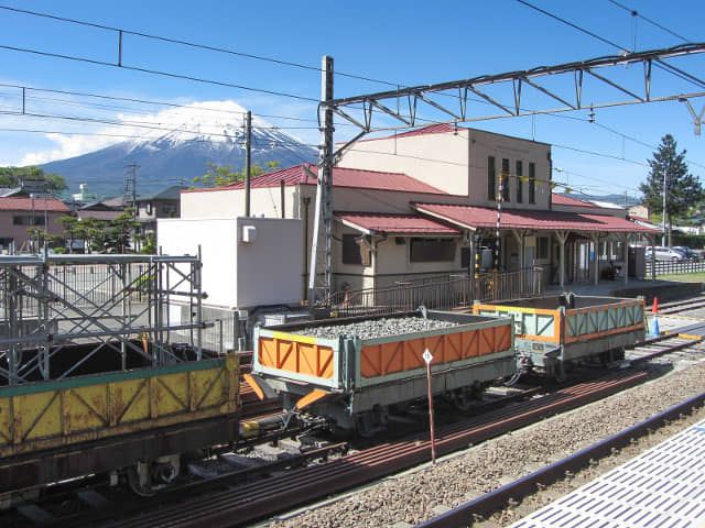 富士急電車．下吉田駅月台眺望富士山