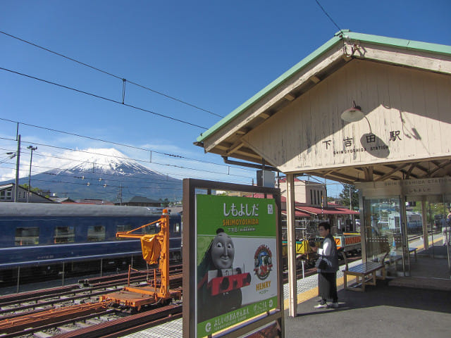 富士急電車．下吉田駅月台眺望富士山