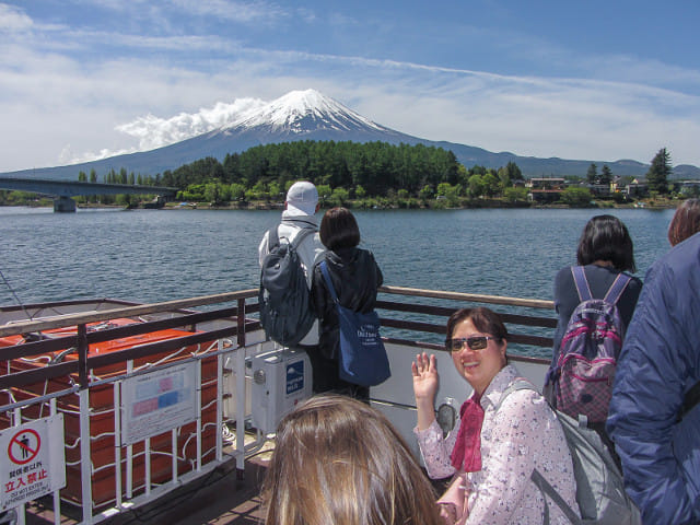 河口湖遊覽船上欣賞河口湖、富士山、河口湖大橋