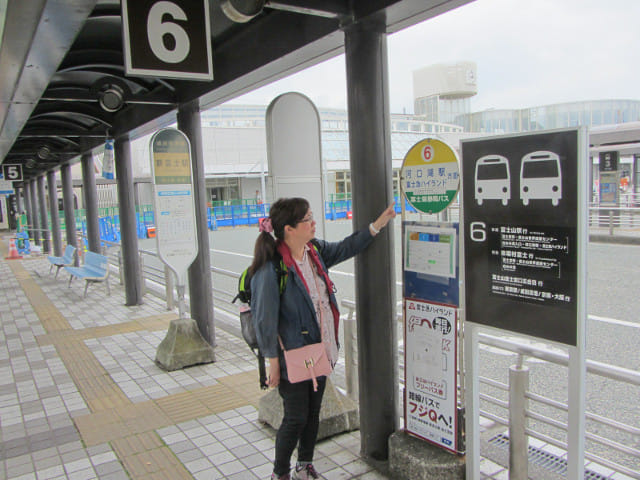 靜岡縣新富士駅新幹線口巴士站6番線乘車場 往山梨縣富士芝櫻祭會場