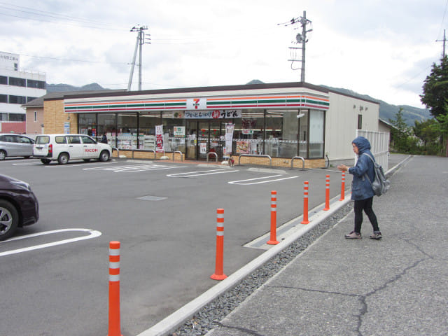 山梨縣富士吉田市 步行往新倉山淺間公園 (新倉富士淺間公園)  7-11 便利店