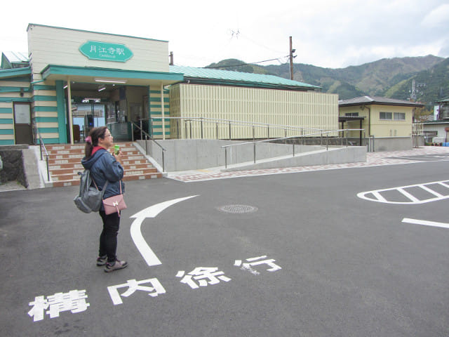 山梨縣富士吉田市 步行往新倉山淺間公園 (新倉富士淺間公園) 富士急電車．月江寺駅