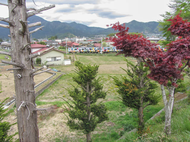 山梨縣富士吉田市 步行往新倉淺間公園、忠靈塔