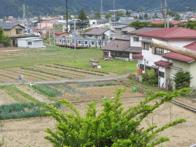 山梨縣富士吉田市 步行往新倉淺間公園、忠靈塔