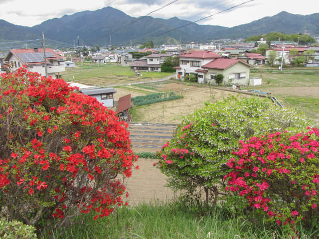 山梨縣富士吉田市 步行往新倉淺間公園、忠靈塔