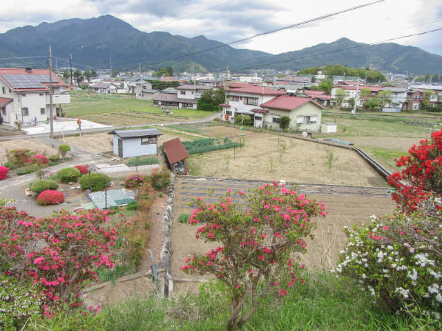 山梨縣富士吉田市 步行往新倉淺間公園、忠靈塔