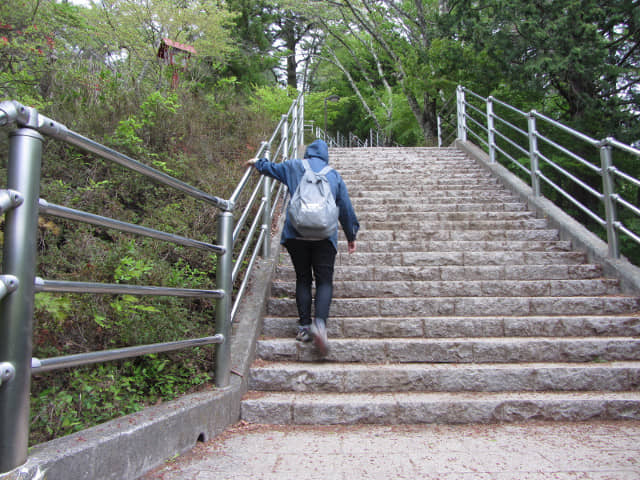 山梨縣富士吉田市 新倉山淺間公園 (新倉淺間公園) 登山石階