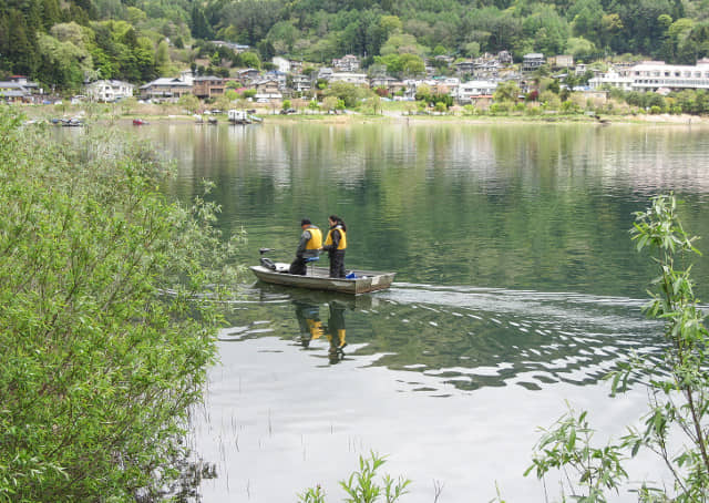 山梨縣富士河口湖町 河口湖中垂釣小艇