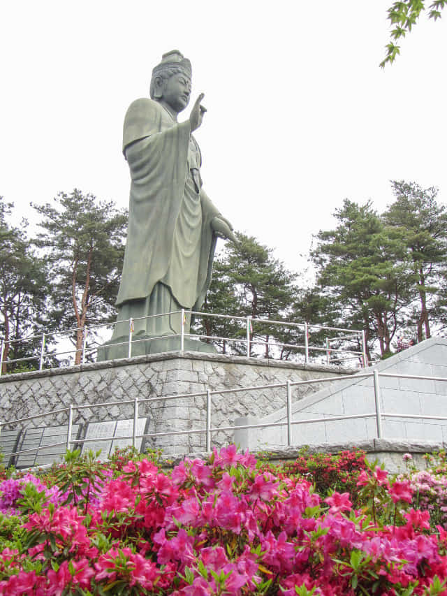 鹽船觀音寺 杜鵑花園山丘上的觀音像