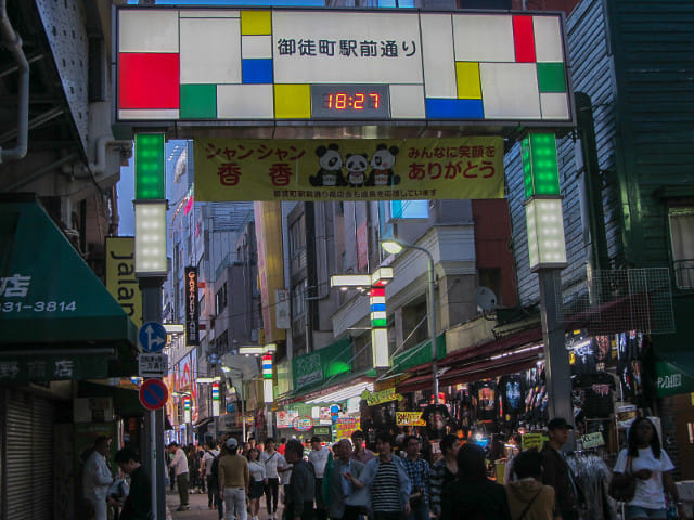 東京上野．御徒町駅前通り