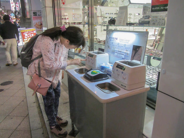 東京上野．御徒町駅前通り自助洗眼鏡機