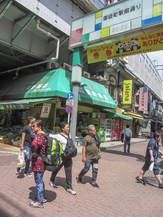 東京上野･御徒町駅前通り